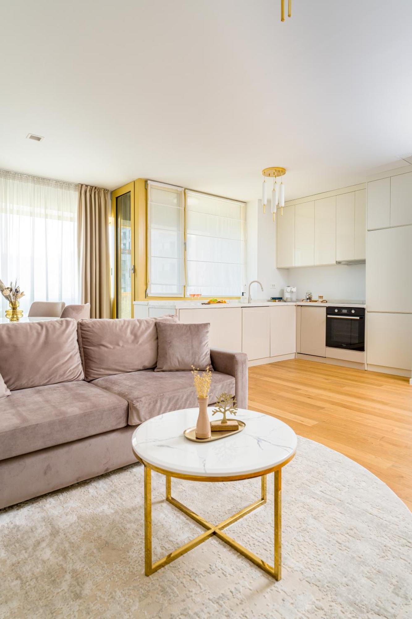 Apartament cu 1 dormitor, cu balcon şi vedere spre oraş