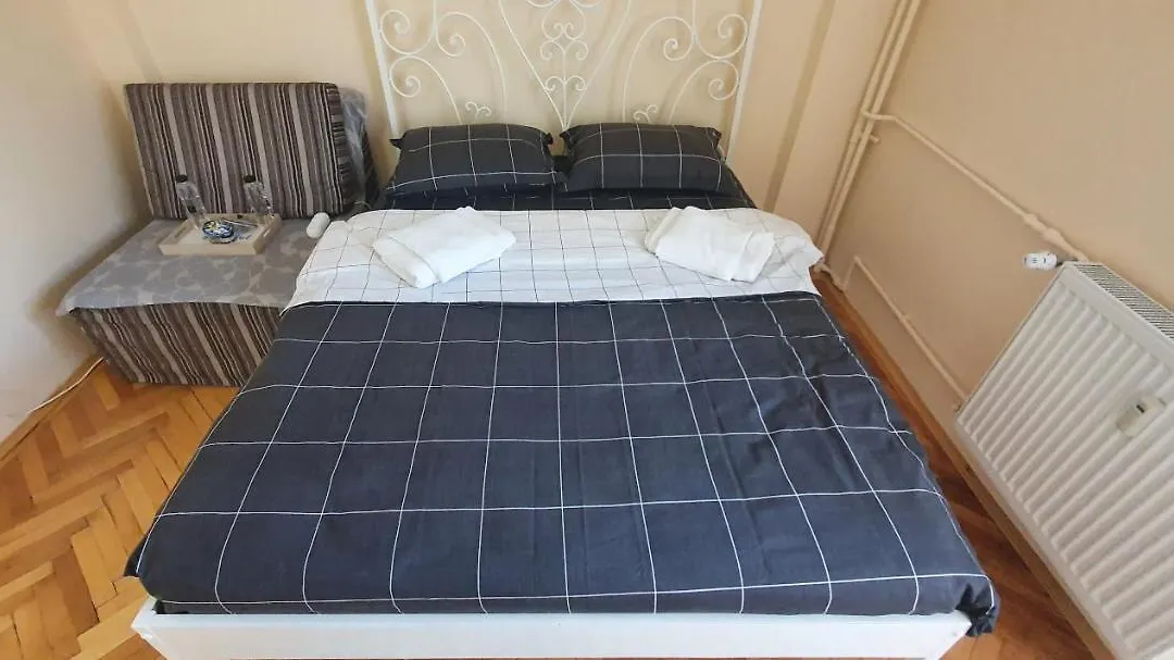 Between Parks - King Bed - Central - Football Field-1