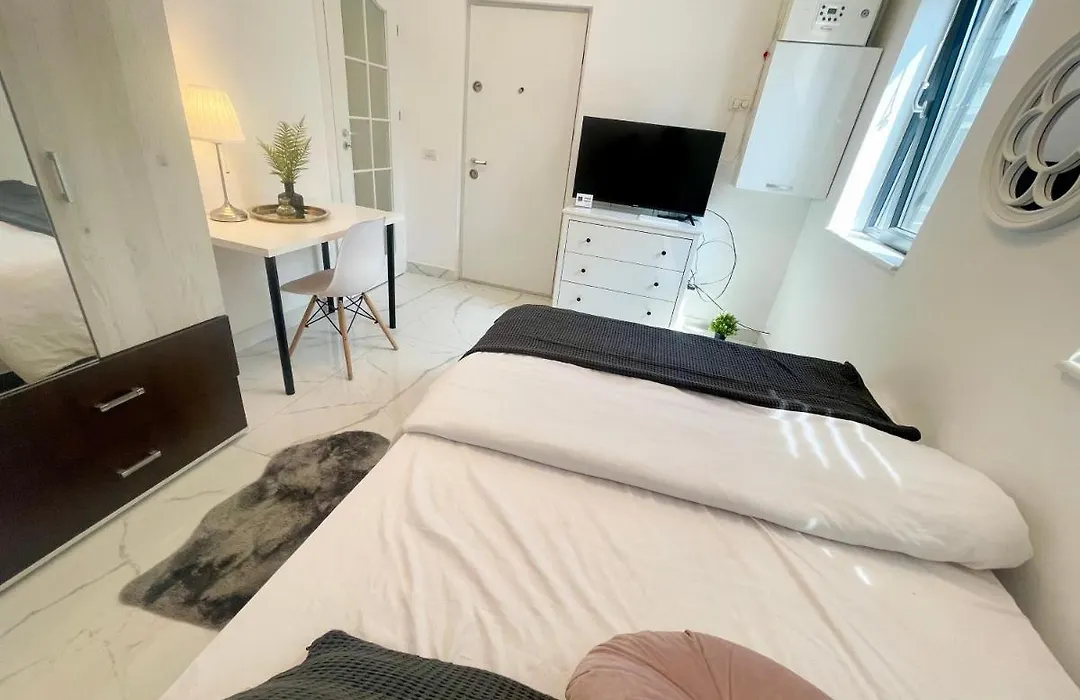 Cozy Central Small Studio Near Park-1