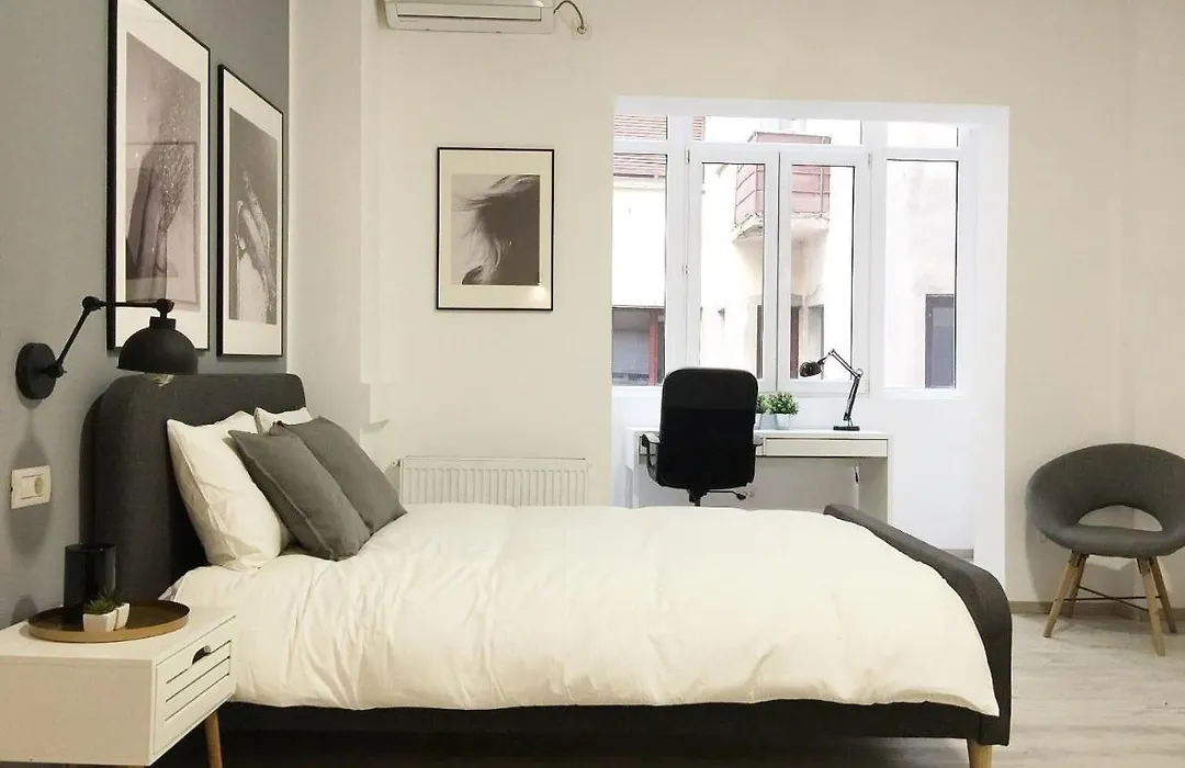 Perfect Home: Cozy 2Br Apt & Balcony-1
