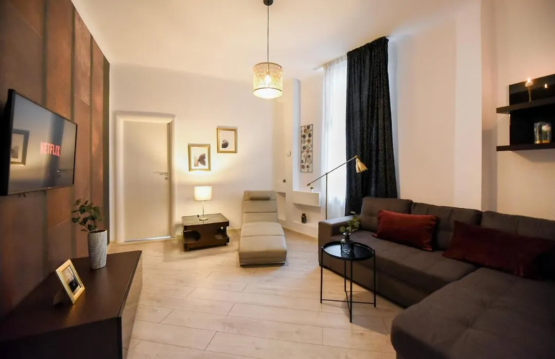 Discover Comfort: Charming & Spacious Apartment In The Old Town-1