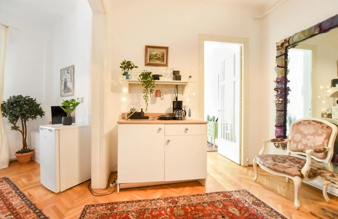 Stay In Style: Central 1Br With Vintage Touches And Balcony-1