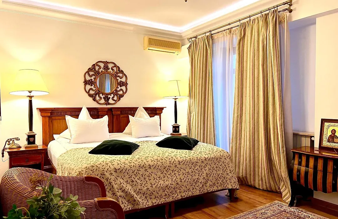 Arc De Triomphe Studios-1
