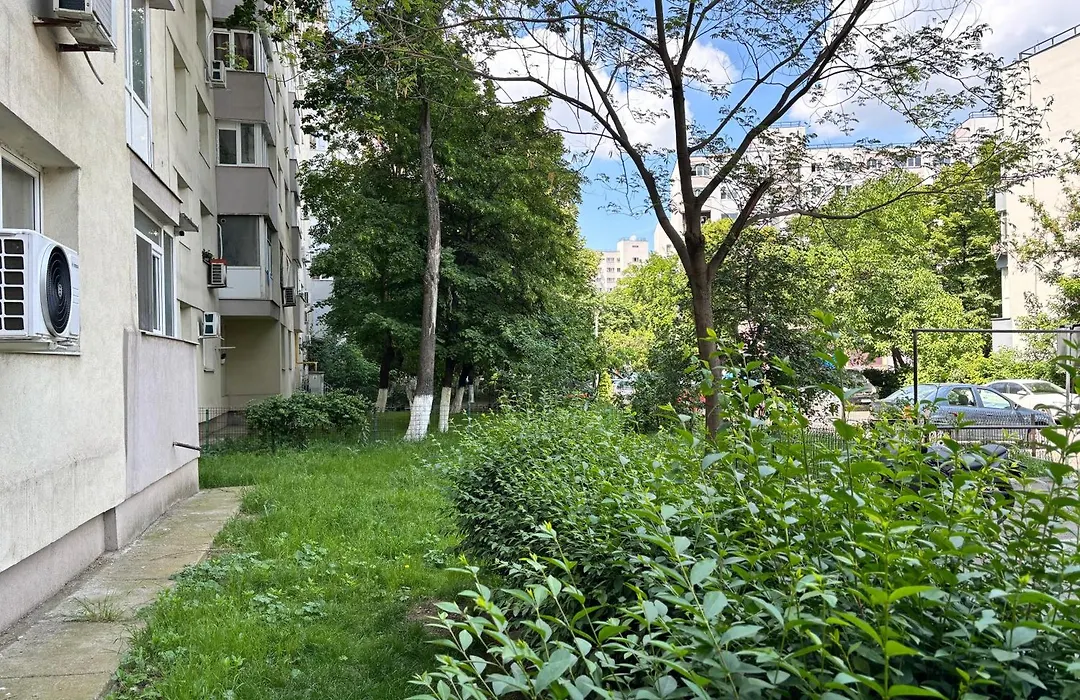 3 camere decomandat ( 2 dormitoare ,1 living) 2 bai, parter,balcon-1