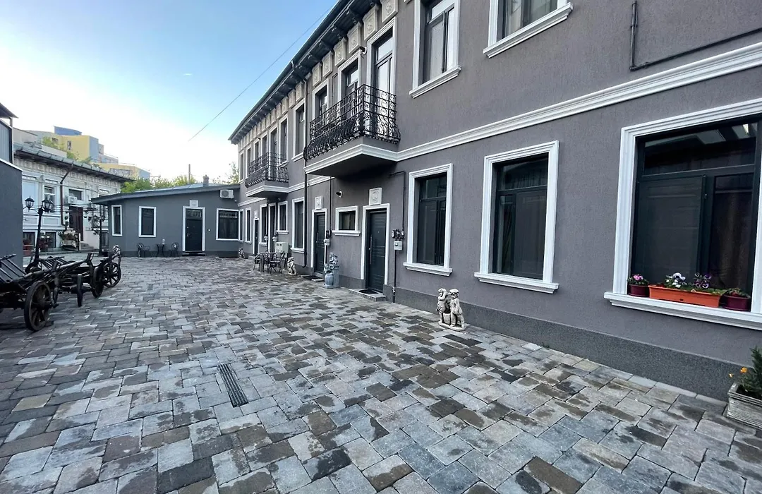 Old Town Retreat No 8 - - Half Ground Level With Windows - Demisol-1