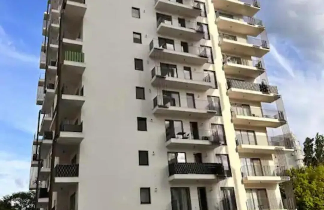 High-Rise Luxury Apartment With Free Parking-1
