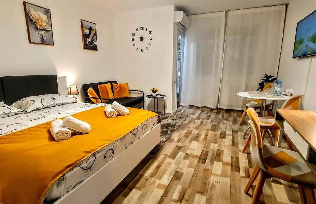 The Yellow King - Luxurious Apartment-1