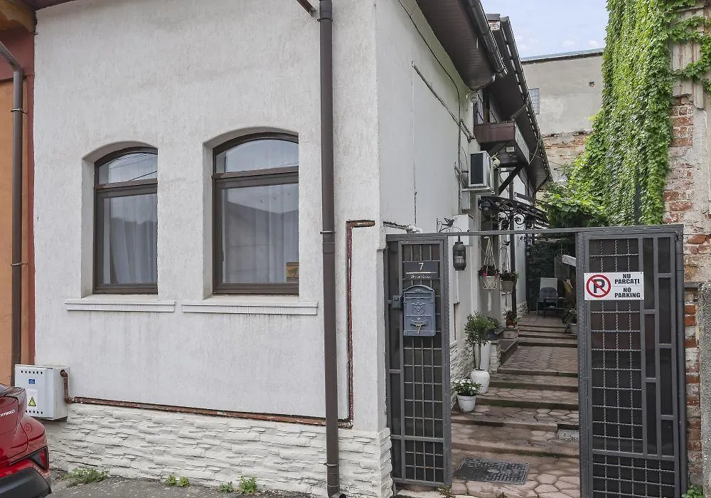White House- Oază urbană cu grădină privată-1