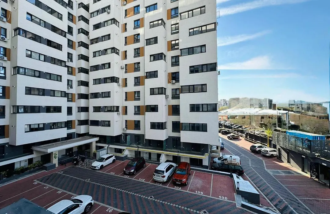 Zenith Central Address Apartment With Parking-1