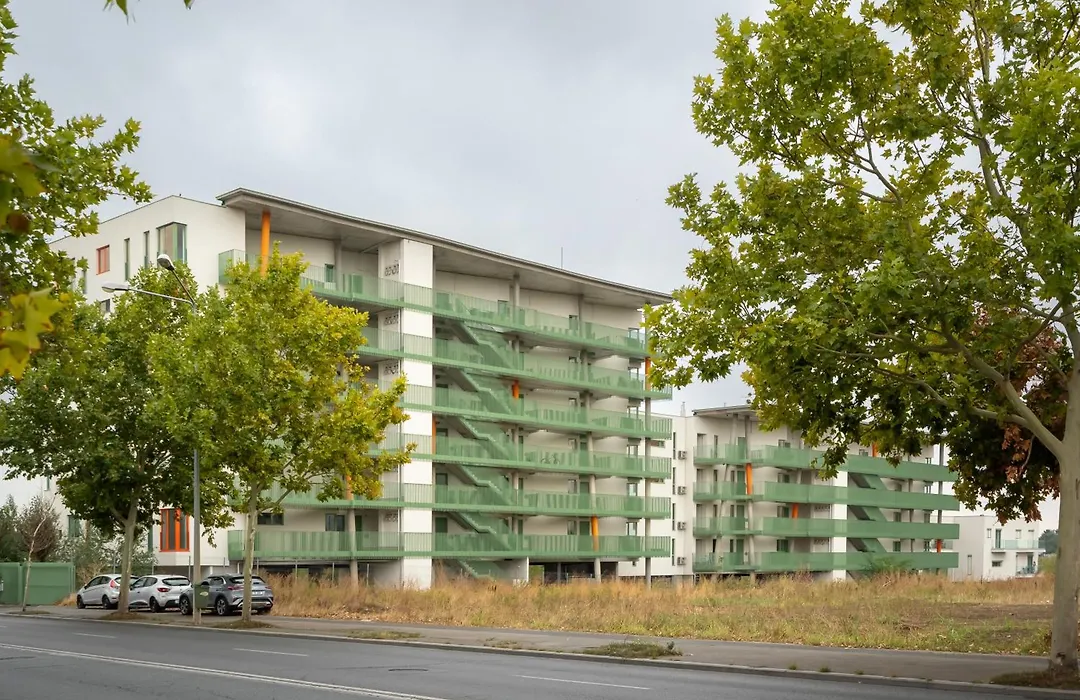 Roots One - Lakeview Escape With Balcony & Parking-1