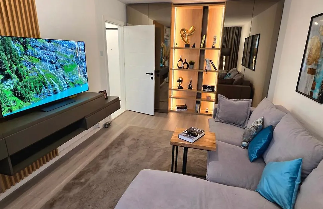 Modern Apartment With Free Parking & Balcony - Lannister Residence-1