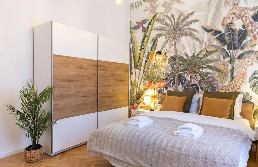 Stylish City House With Yard 4 Pers-1