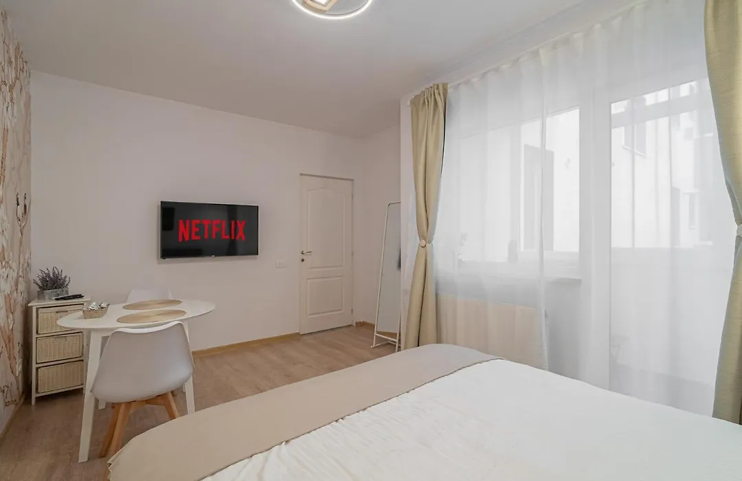 Stylish Studio Near Parliament Palace & Cathedral - By Happy Guest-1