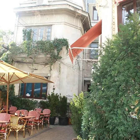 Studio Yellow - Piata Victoriei-2