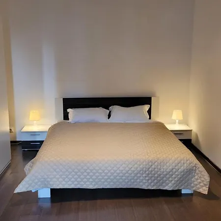 Anastasia Apt 28 A-3