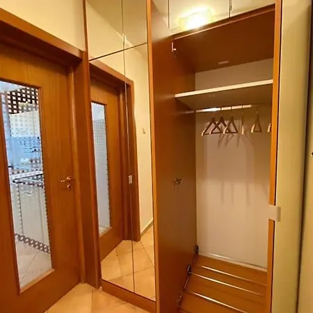 Lovely & Quiet 1-Bedroom Condo With Free Parking-3