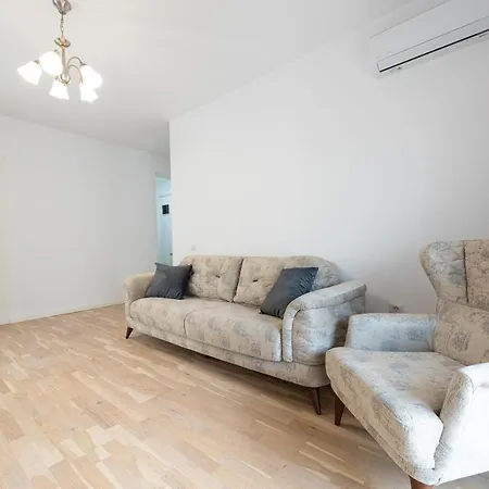 Eva - Bright Apt With Balcony Near Veranda Mall-2