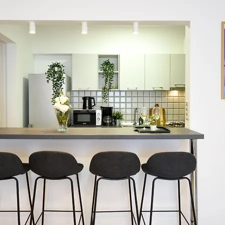 Modern Elegance In The Heart Of The City - Romana Square Apartments-2