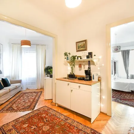Stay In Style: Central 1Br With Vintage Touches And Balcony-2