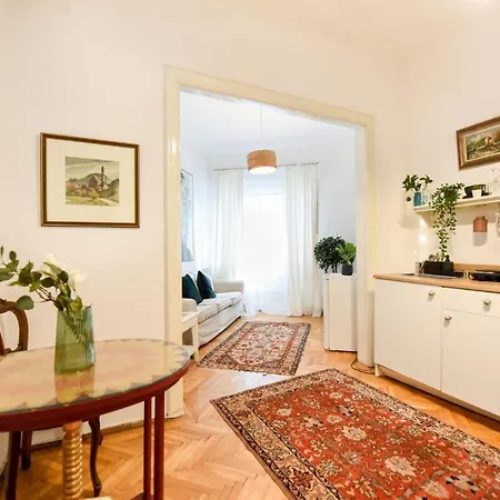 Stay In Style: Central 1Br With Vintage Touches And Balcony-3