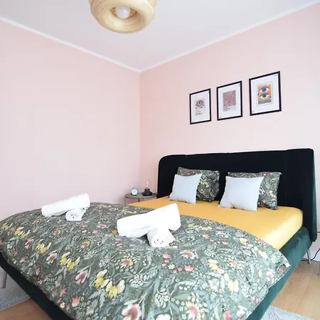 Stylish Apartment With Video Projector-3