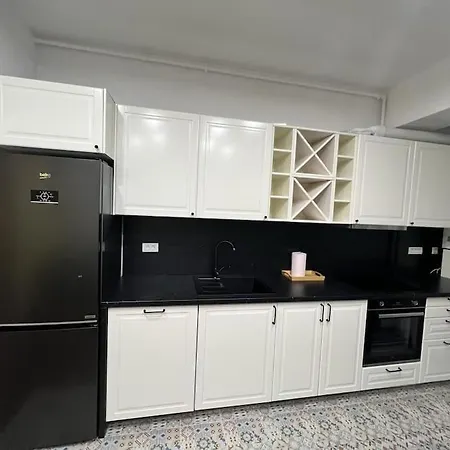 Stylish Newly Renovated Apt Feels Like Second Home-2