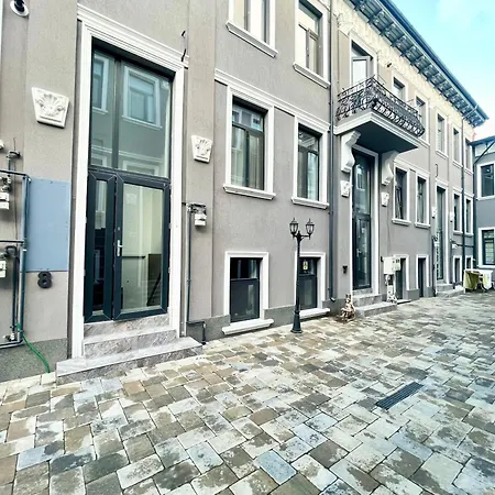 Old Town Retreat No 8 - - Half Ground Level With Windows - Demisol-3