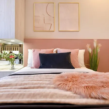 Downtown Studios - Your Modern Escape Near Ateneul Roman-3
