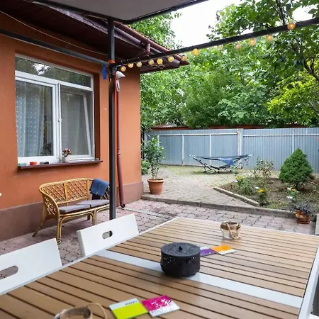 Casa luminoasa cu gradina privata-2
