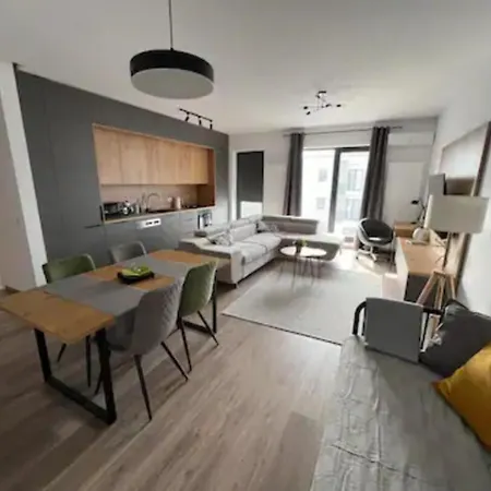 High-Rise Luxury Apartment With Free Parking-2