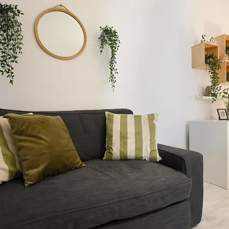 Cozy 2-Bedroom Retreat In The Heart Of History-3