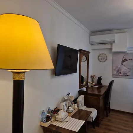 Room 27 @ Arc De Triomphe-3