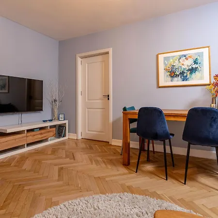 Eclectic Condo Romexpo 2Br Near Metro-2