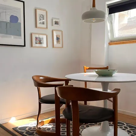 BC14 Cosy sunlit studio-2