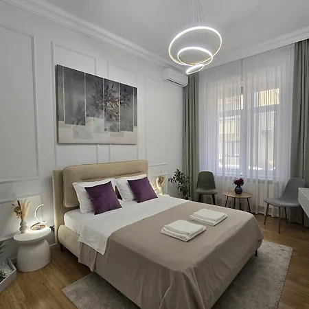 Central Luxury Apartments With Private Garden & Parking-3