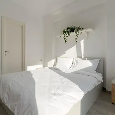 Downtown Urban Studio W Balcony Vol 2-2