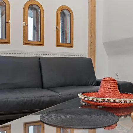 1Br Apartment With Fireplace Near Parliament Palace-3