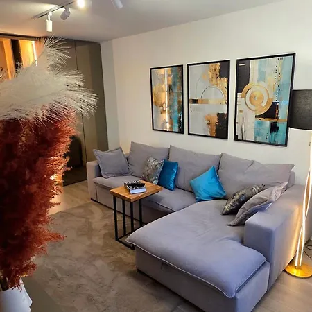 Modern Apartment With Free Parking & Balcony - Lannister Residence-3