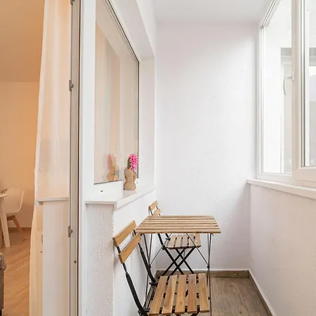 Stylish Studio Near Parliament Palace & Cathedral - By Happy Guest-2