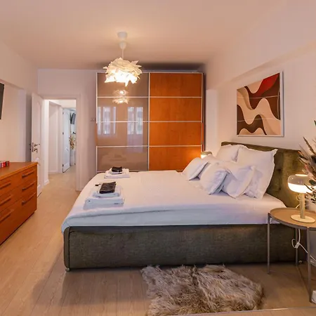 Elegant 2Br Apartment In Chic Area-3