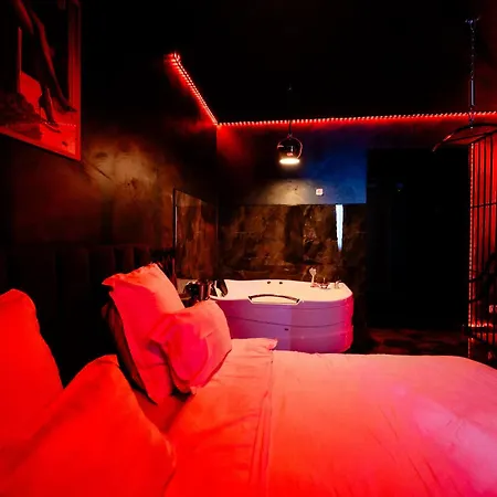 Fantasy Apartments Jacuzzi Bucharest-2