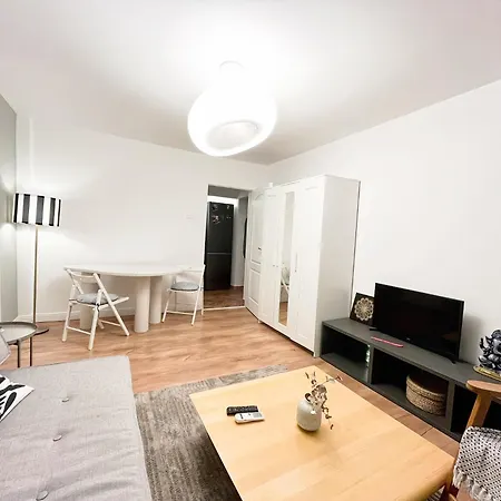 Lola'S Apartament Close To City Center-2