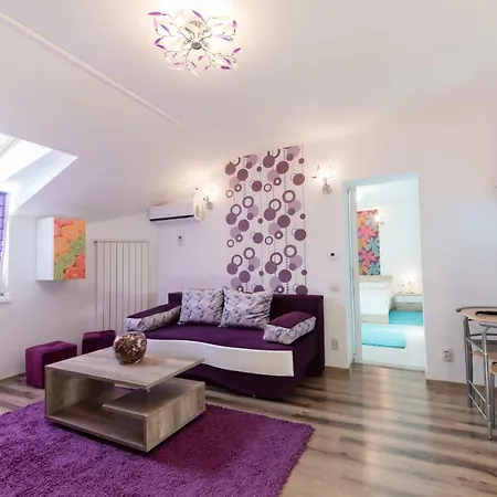 Queen Holiday Apartment-2