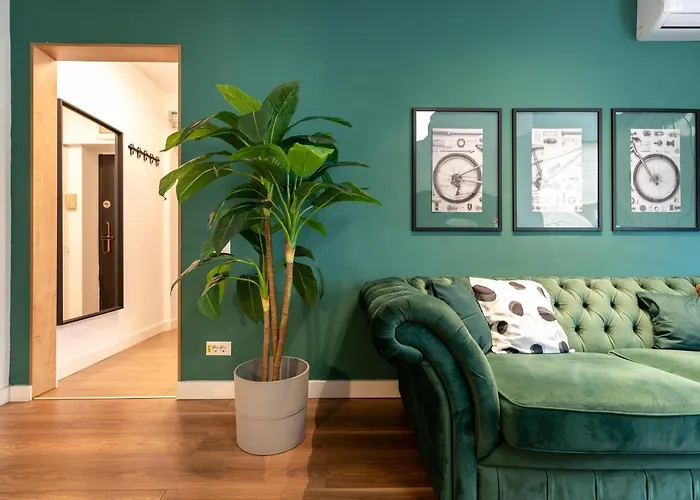 Downtown Retreat: Spacious 2-Br By Unirii Square Bucureşti