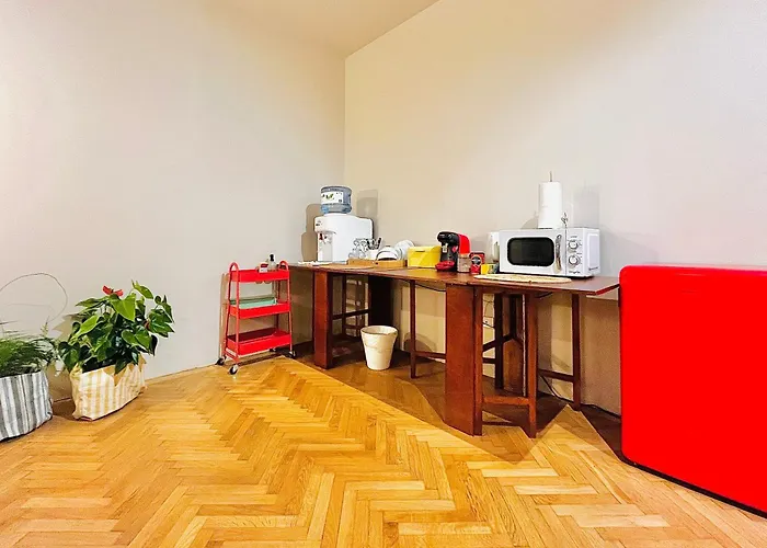 City Center Unirii Square Private Rooms With City View - Shared Amenities Bucureşti