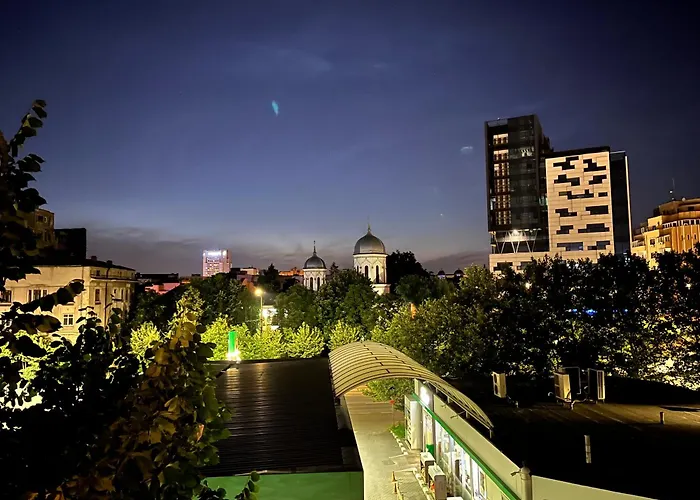 City Center Unirii Square Private Rooms With City View - Shared Amenities Bucureşti