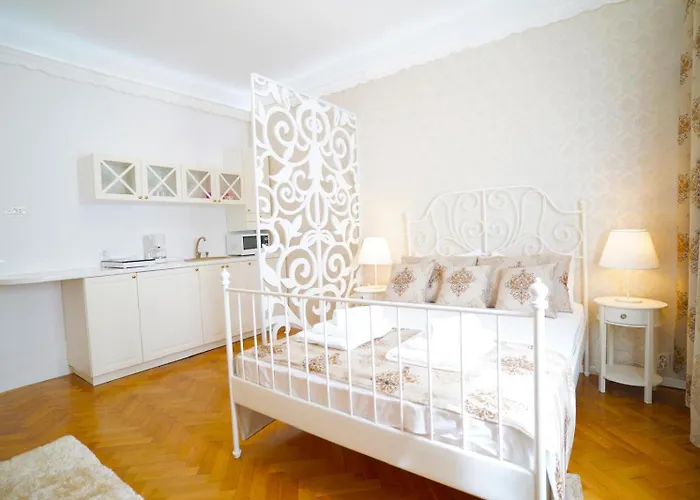 Universitate-Elegant-Champagne Gift- Self Check-In Bucureşti