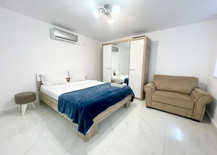 Old Town Retreat No 8 - - Half Ground Level With Windows - Demisol Apartment Bucureşti
