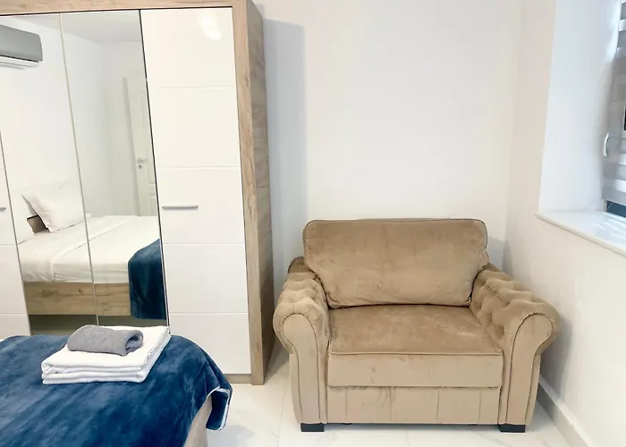 Old Town Retreat No 8 - - Half Ground Level With Windows - Demisol Apartment Bucureşti