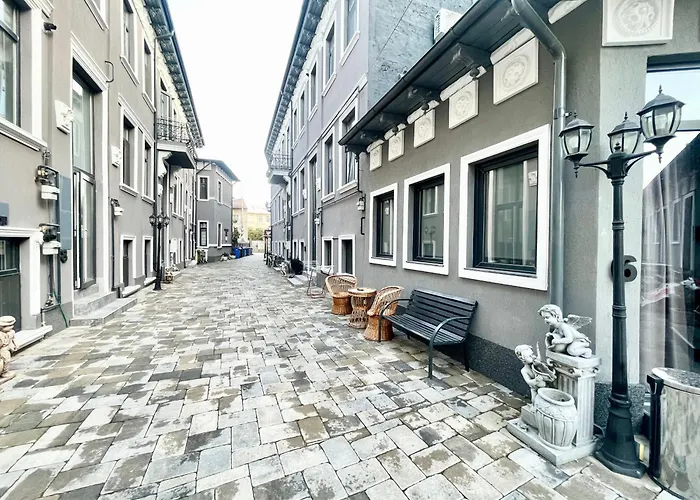 Old Town Retreat No 8 - - Half Ground Level With Windows - Demisol Apartment Bucureşti
